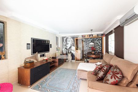 Casa de condomínio à venda com 150m², 4 quartos e 6 vagas Casa de condomínio à venda com 150m², 4 quartos e 6 vagasSala de tv