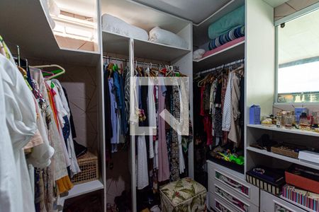 Casa de condomínio à venda com 150m², 4 quartos e 6 vagas Casa de condomínio à venda com 150m², 4 quartos e 6 vagasCloset da suíte 2