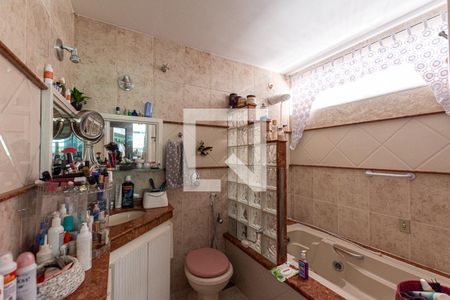 Casa de condomínio à venda com 150m², 4 quartos e 6 vagas Casa de condomínio à venda com 150m², 4 quartos e 6 vagasBanheiro da Suíte 2