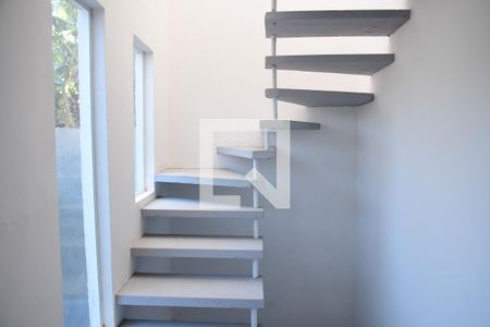 Casa de condomínio para alugar com 136m², 3 quartos e 1 vagaEscadas