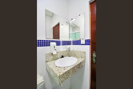 Casa à venda com 130m², 2 quartos e 2 vagasBanheiro 1