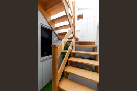 Casa à venda com 240m², 3 quartos e 2 vagas Casa à venda com 240m², 3 quartos e 2 vagasEscada Sótão