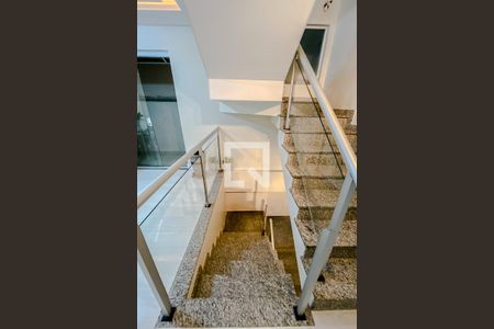 Casa à venda com 140m², 3 quartos e 4 vagasEscada de Acesso á Garagem