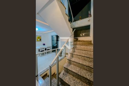 Casa à venda com 140m², 3 quartos e 4 vagasEscada de Acesso á Garagem