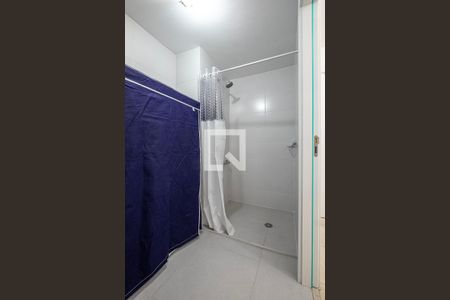 Banheiro de kitnet/studio para alugar com 1 quarto, 27m² em Pinheiros, São Paulo