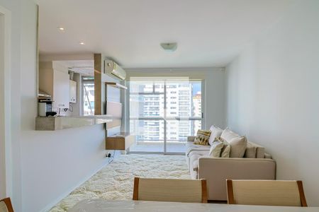 Sala de apartamento para alugar com 2 quartos, 75m² em Barra da Tijuca, Rio de Janeiro