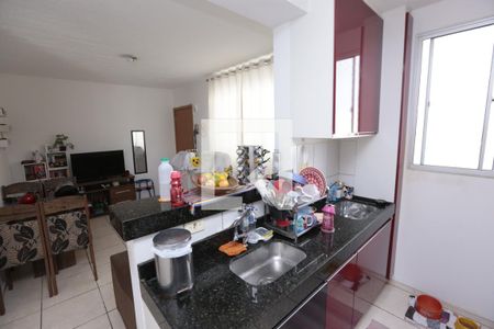 Cozinha de apartamento à venda com 2 quartos, 48m² em Califórnia, Contagem