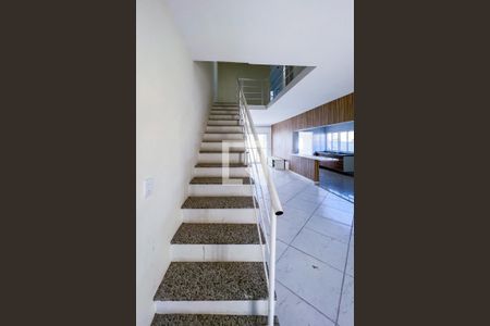 Casa para alugar com 230m², 4 quartos e 3 vagasEscada 