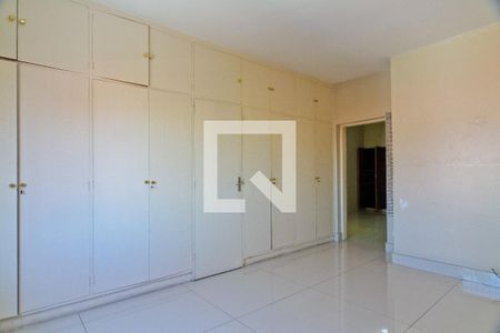 Casa à venda com 299m², 4 quartos e 4 vagasSuíte