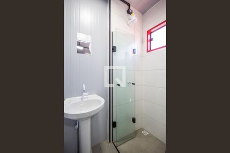 Banheiro de kitnet/studio para alugar com 1 quarto, 10m² em Vila Osasco, Osasco