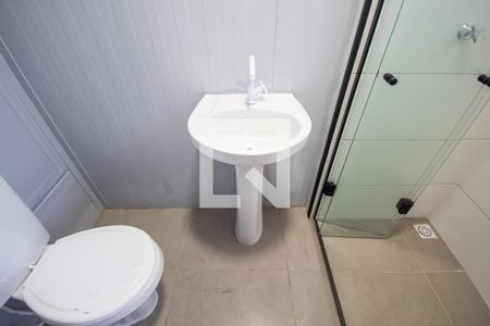 Banheiro de kitnet/studio para alugar com 1 quarto, 10m² em Vila Osasco, Osasco