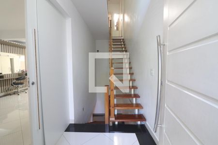 Casa à venda com 150m², 2 quartos e 2 vagasEscada