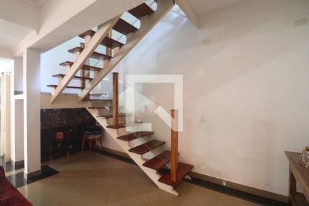 Casa à venda com 150m², 2 quartos e 2 vagasEscada