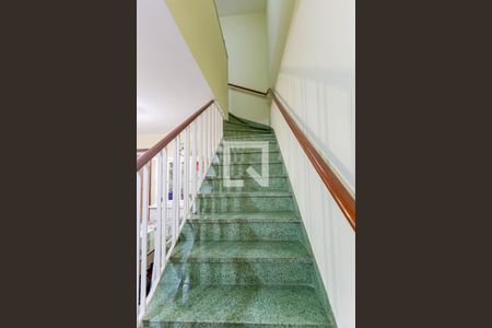 Casa à venda com 230m², 2 quartos e 2 vagasEscada