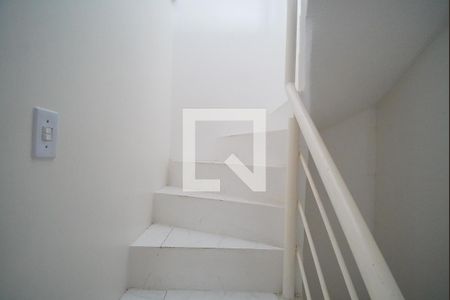 Escada dormitórios de casa de condomínio à venda com 2 quartos, 89m² em Rondônia, Novo Hamburgo