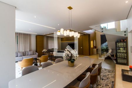 Casa de condomínio à venda com 567m², 5 quartos e 4 vagas Casa de condomínio à venda com 567m², 5 quartos e 4 vagasSala de Jantar