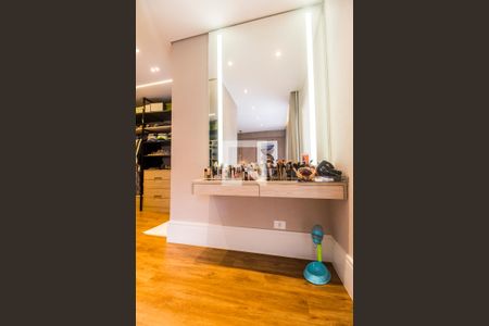 Casa de condomínio à venda com 567m², 5 quartos e 4 vagas Casa de condomínio à venda com 567m², 5 quartos e 4 vagasCloset da suíte