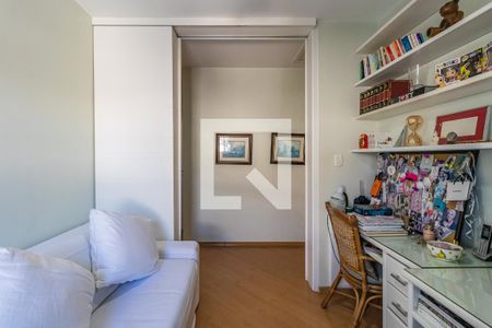 Sala íntima de casa de condomínio à venda com 4 quartos, 300m² em Alphaville, Santana de Parnaíba