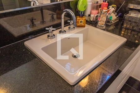 Casa de condomínio à venda com 300m², 4 quartos e 4 vagasBanheiro da Suíte 1