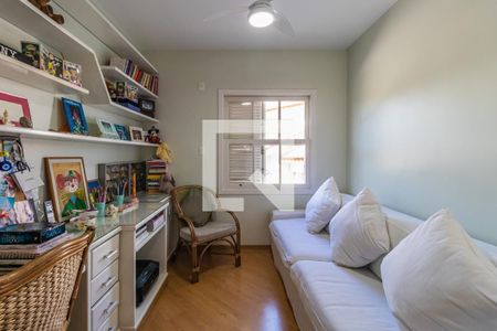 Sala íntima de casa de condomínio à venda com 4 quartos, 300m² em Alphaville, Santana de Parnaíba