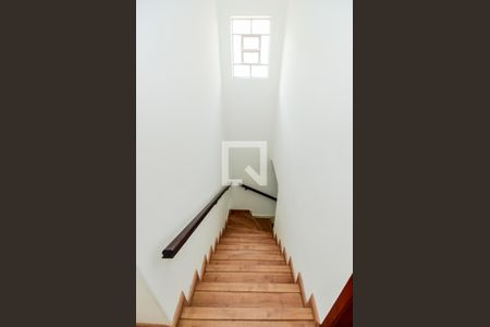 Casa à venda com 110m², 2 quartos e 2 vagasEscada Quartos/Sala