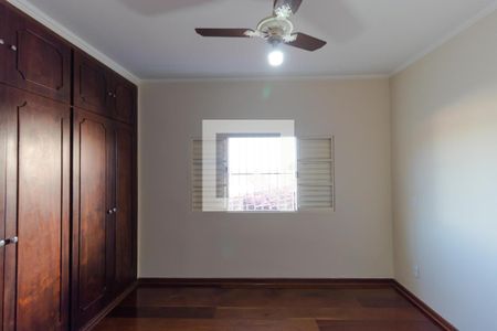 Casa à venda com 300m², 4 quartos e 4 vagas Casa à venda com 300m², 4 quartos e 4 vagasQuarto 02