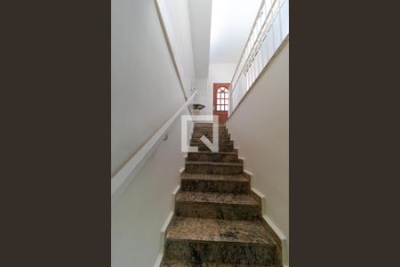 Casa à venda com 300m², 4 quartos e 4 vagas Casa à venda com 300m², 4 quartos e 4 vagasEscada