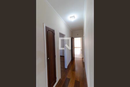 Casa à venda com 300m², 4 quartos e 4 vagas Casa à venda com 300m², 4 quartos e 4 vagasCorredor