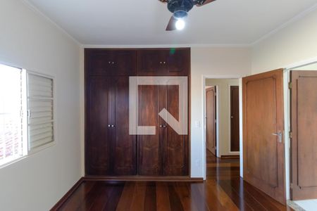 Casa à venda com 300m², 4 quartos e 4 vagas Casa à venda com 300m², 4 quartos e 4 vagasSuíte