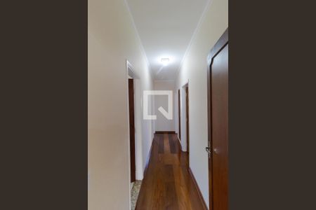 Casa à venda com 300m², 4 quartos e 4 vagas Casa à venda com 300m², 4 quartos e 4 vagasCorredor