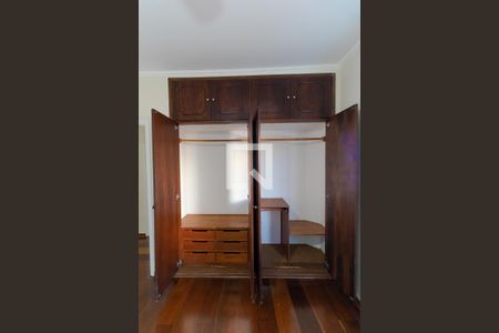 Casa à venda com 300m², 4 quartos e 4 vagas Casa à venda com 300m², 4 quartos e 4 vagasQuarto 02 - Armário