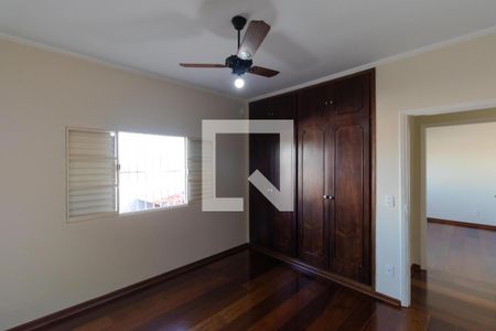 Casa à venda com 300m², 4 quartos e 4 vagas Casa à venda com 300m², 4 quartos e 4 vagasSuíte