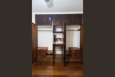 Casa à venda com 300m², 4 quartos e 4 vagas Casa à venda com 300m², 4 quartos e 4 vagasQuarto 01 - Armário