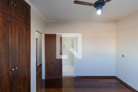 Casa à venda com 300m², 4 quartos e 4 vagas Casa à venda com 300m², 4 quartos e 4 vagasSuíte