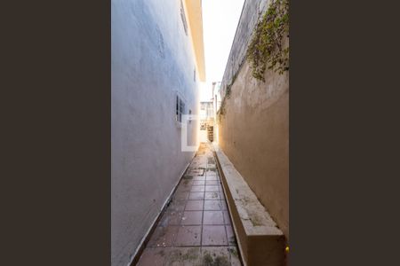 Casa à venda com 157m², 3 quartos e 2 vagas Casa à venda com 157m², 3 quartos e 2 vagasCorredor lateral