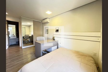 Casa à venda com 310m², 5 quartos e 4 vagas Casa à venda com 310m², 5 quartos e 4 vagasQuarto 4