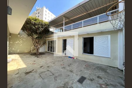 Casa à venda com 310m², 5 quartos e 4 vagas Casa à venda com 310m², 5 quartos e 4 vagasÁrea externa