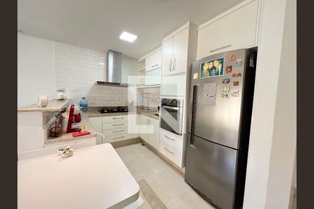 Casa à venda com 310m², 5 quartos e 4 vagas Casa à venda com 310m², 5 quartos e 4 vagasCozinha