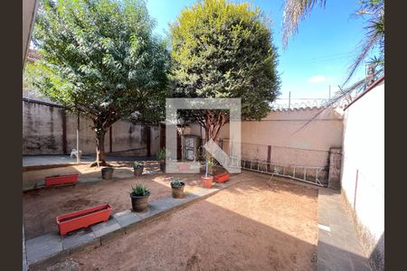 Casa à venda com 310m², 5 quartos e 4 vagas Casa à venda com 310m², 5 quartos e 4 vagasÁrea externa