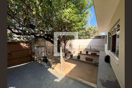 Casa à venda com 310m², 5 quartos e 4 vagas Casa à venda com 310m², 5 quartos e 4 vagasÁrea externa