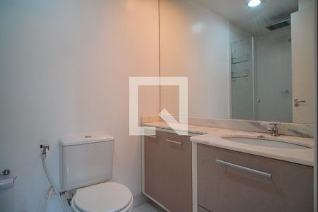 Banheiro suíte  de apartamento à venda com 3 quartos, 66m² em Vila Ipiranga, Porto Alegre