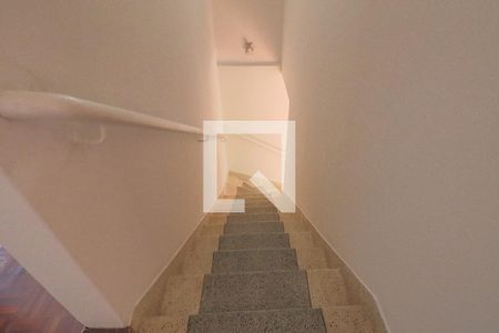 Casa para alugar com 130m², 2 quartos e 2 vagas Casa para alugar com 130m², 2 quartos e 2 vagasEscada