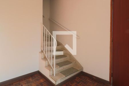 Escada de casa para alugar com 2 quartos, 130m² em Vila Bertioga, São Paulo