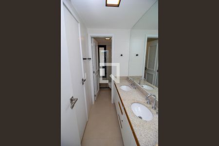 Apartamento à venda com 107m², 3 quartos e 1 vagaBanheiro Canadense