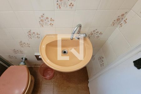 Casa à venda com 217m², 4 quartos e 7 vagas Casa à venda com 217m², 4 quartos e 7 vagasBanheiro de serviço