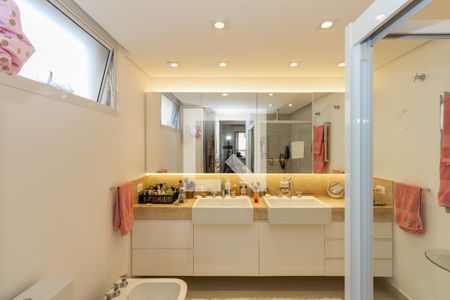 Apartamento à venda com 194m², 3 quartos e 2 vagas Apartamento à venda com 194m², 3 quartos e 2 vagasBanheiro Suíte