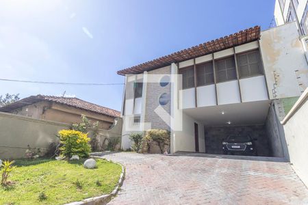 Casa à venda com 286m², 4 quartos e 4 vagasGaragem
