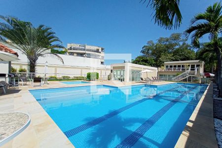 Apartamento à venda com 160m², 3 quartos e 2 vagas Apartamento à venda com 160m², 3 quartos e 2 vagasÁrea comum - Piscina