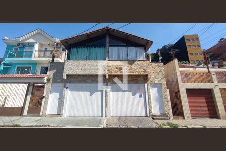 Casa à venda com 207m², 3 quartos e 2 vagas Casa à venda com 207m², 3 quartos e 2 vagasFachada