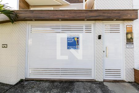 Casa à venda com 250m², 3 quartos e 1 vaga Casa à venda com 250m², 3 quartos e 1 vagaFachada